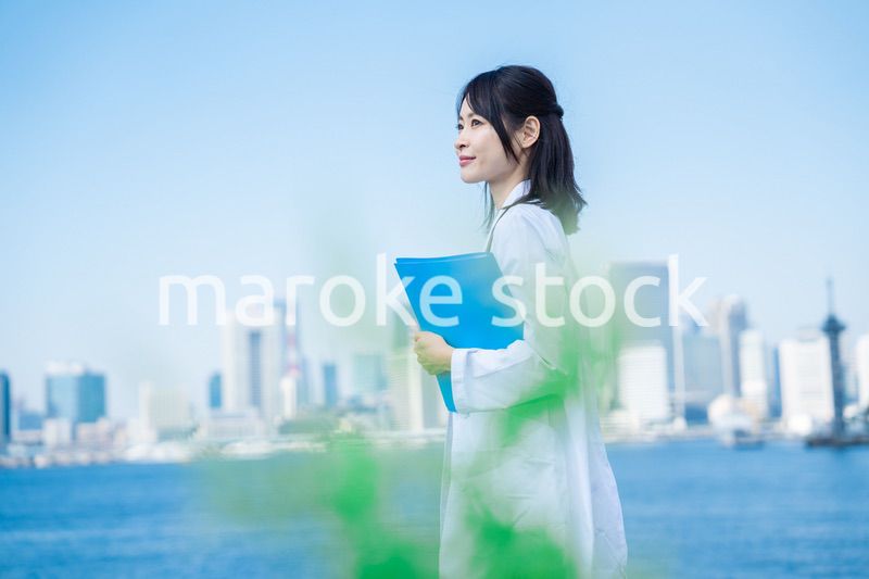 外を歩く研究者の女性