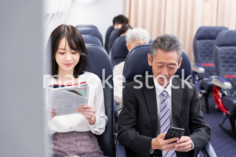飛行機で移動をする乗客
