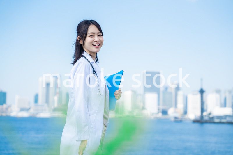 外を歩く研究者の女性