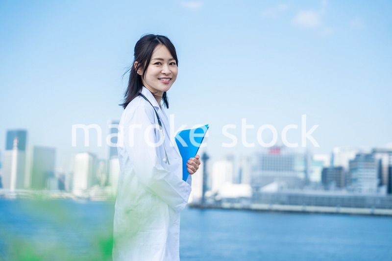 外を歩く研究者の女性