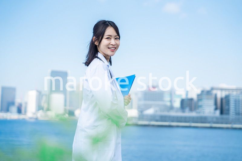 外を歩く研究者の女性