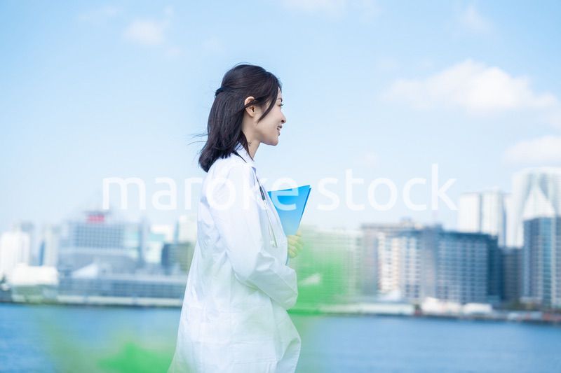 外を歩く研究者の女性