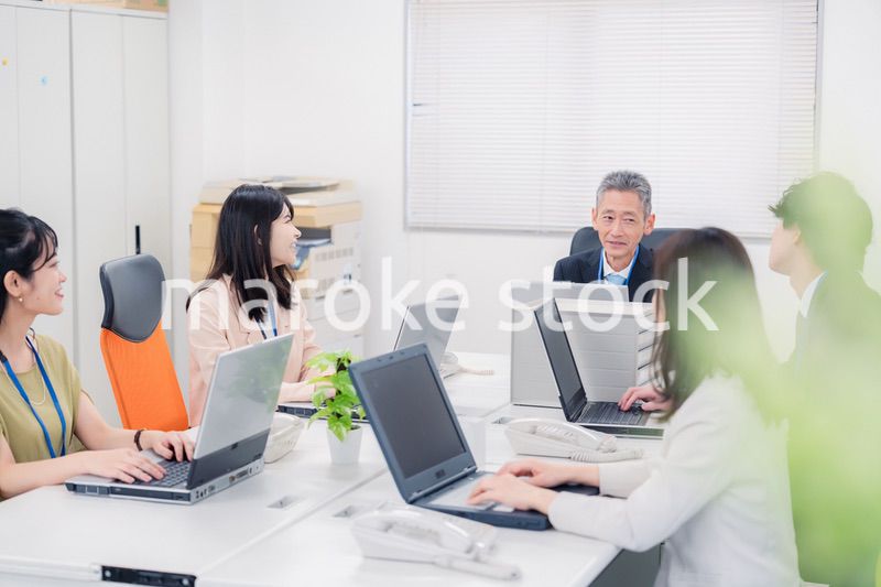 オフィスで楽しく働くビジネスパーソン