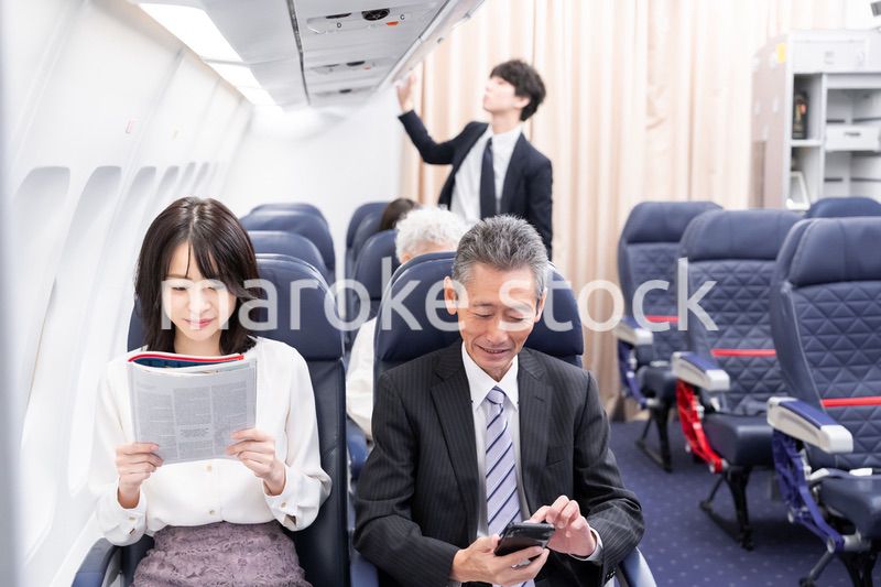 飛行機で移動をする乗客