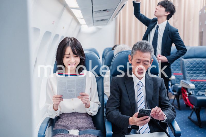 飛行機で移動する乗客