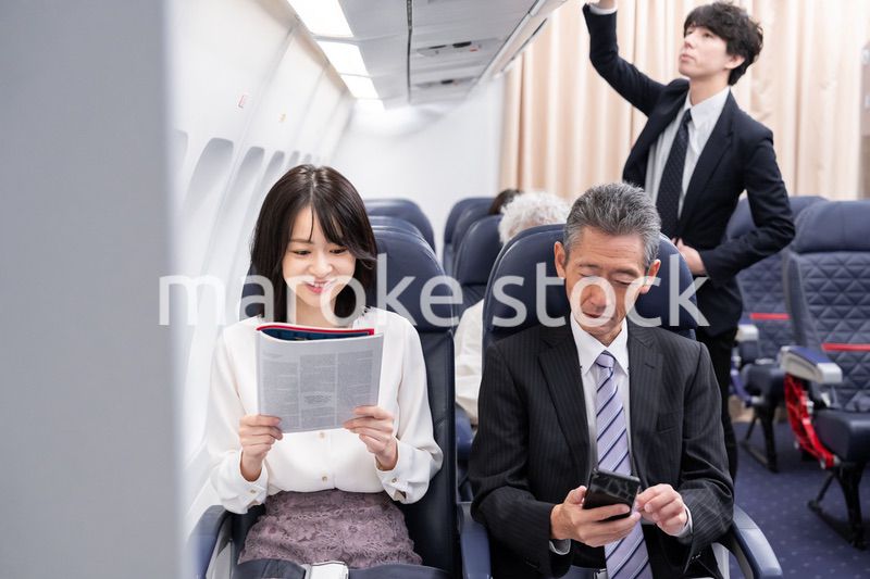 飛行機で移動をする乗客