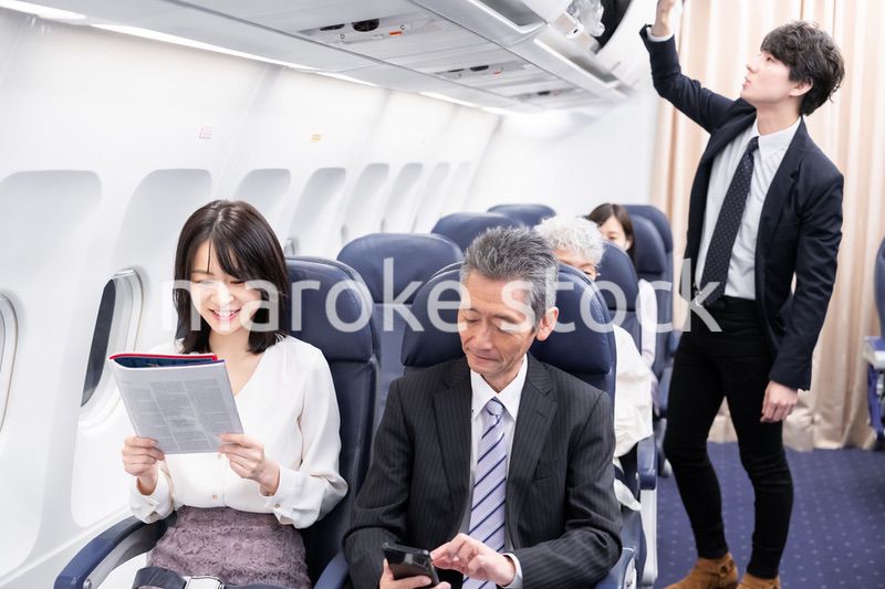 飛行機で移動をする乗客