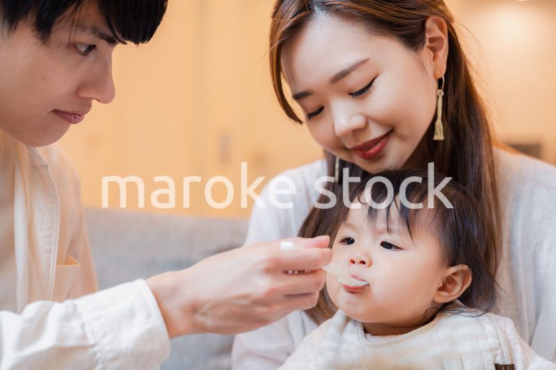 離乳食を食べる赤ちゃん