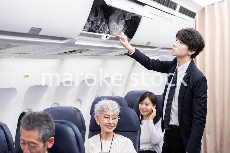 飛行機で移動をする乗客