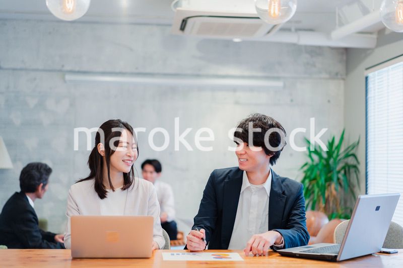 明るいオフィスに勤務をするビジネスパーソン