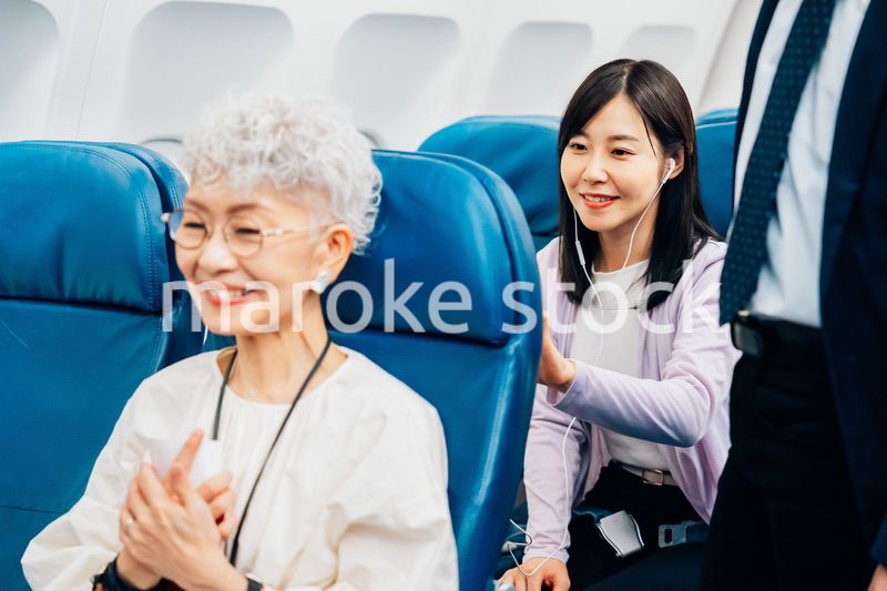 機内でイヤフォンを使う女性