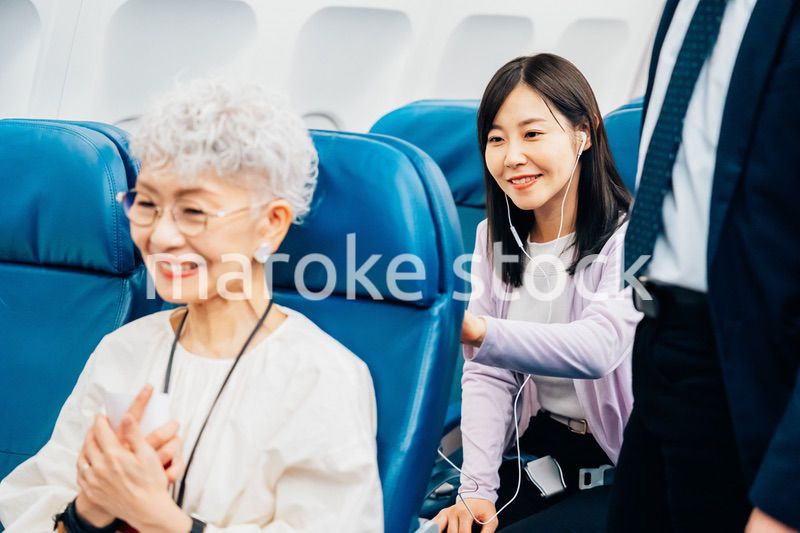 機内でイヤフォンを使う女性