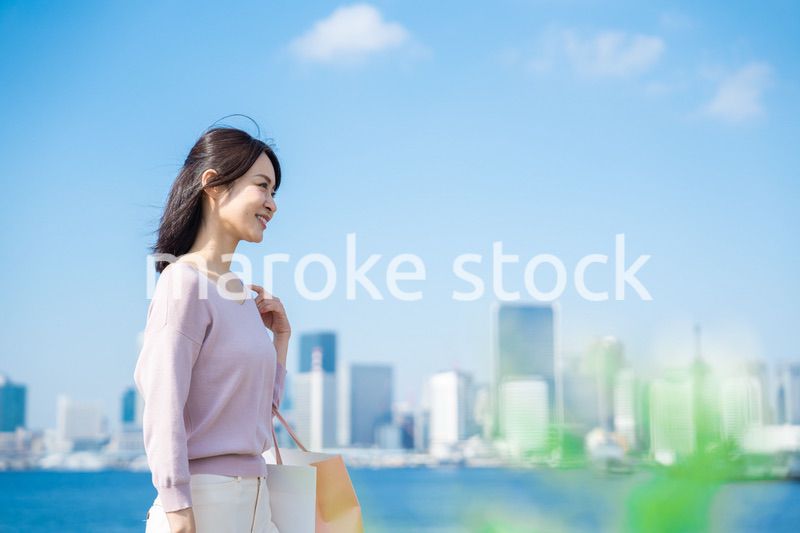 ショッピングをする若い女性