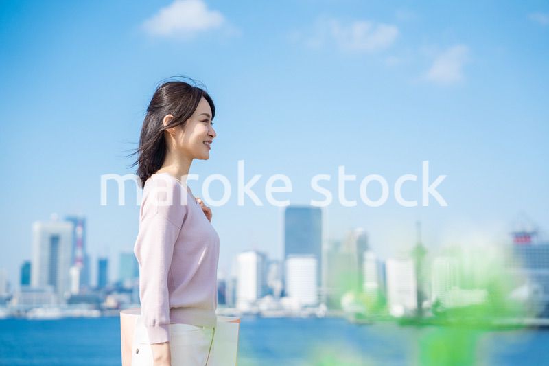 ショッピングをする若い女性