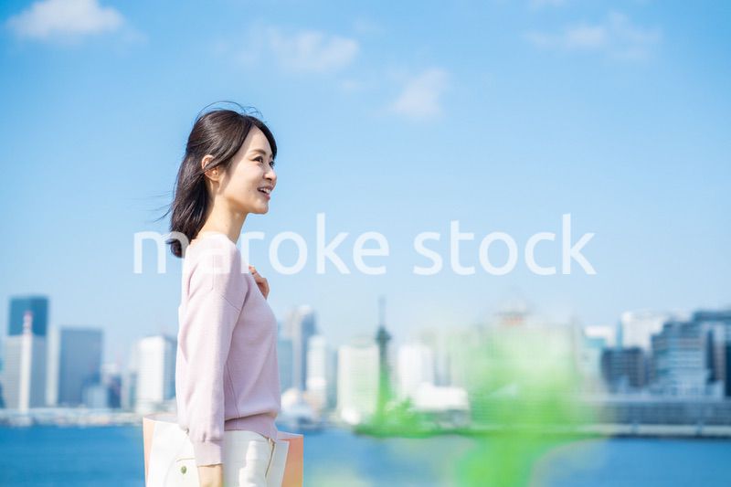 ショッピングをする若い女性