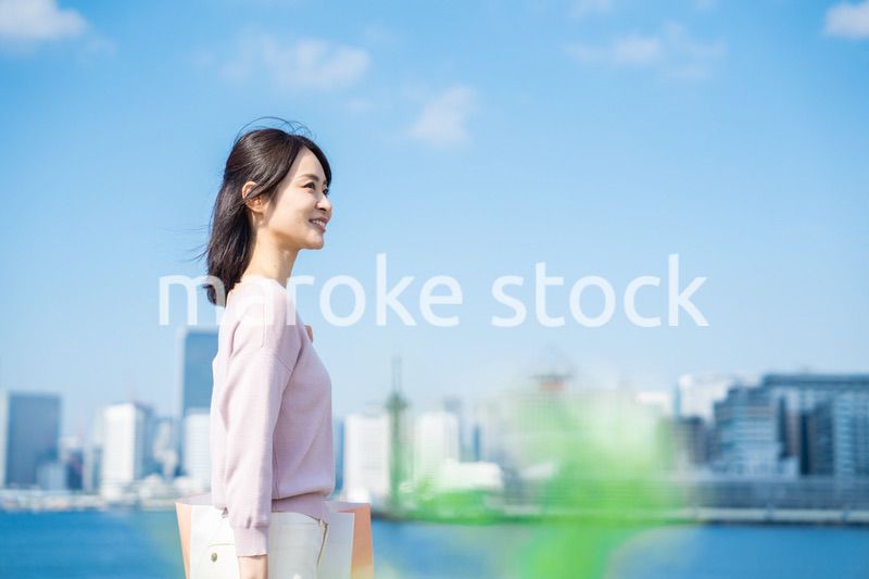 ショッピングをする若い女性