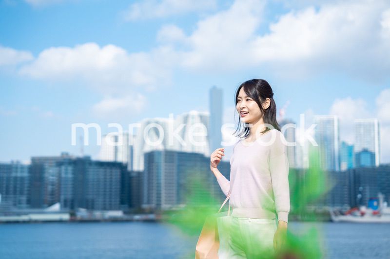 ショッピングをする若い女性