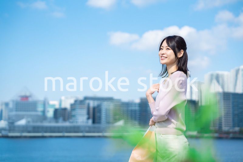 ショッピングをする若い女性