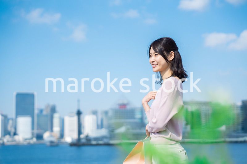 ショッピングをする若い女性