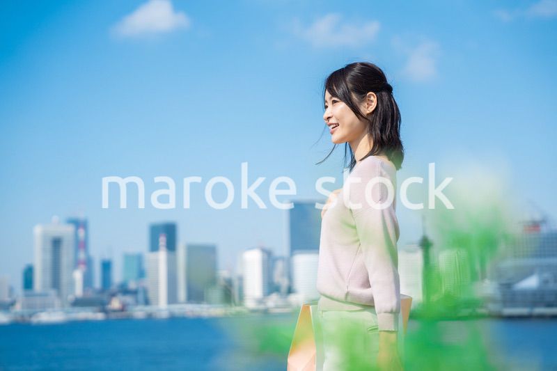 ショッピングをする若い女性