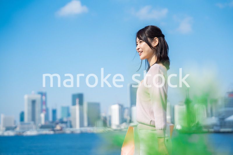 ショッピングをする若い女性