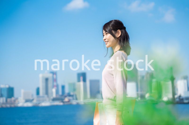 ショッピングをする若い女性