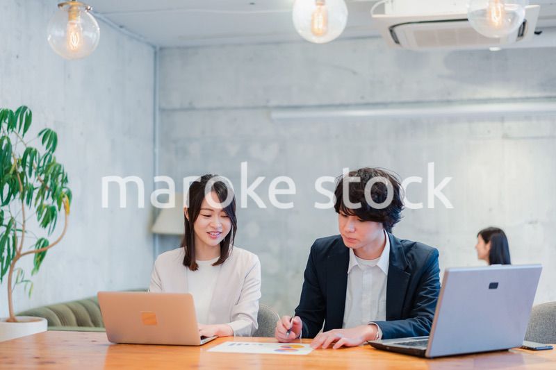 明るいオフィスに勤務をするビジネスパーソン