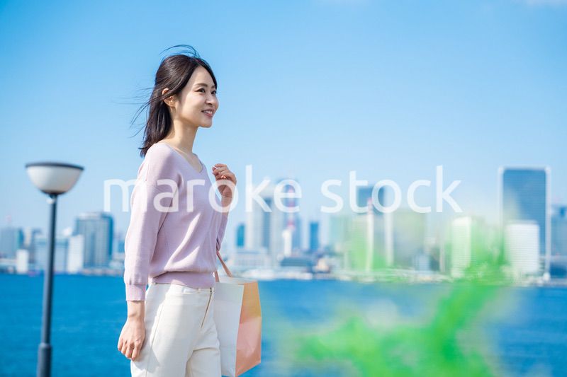 笑顔で外を歩くビジネスウーマン