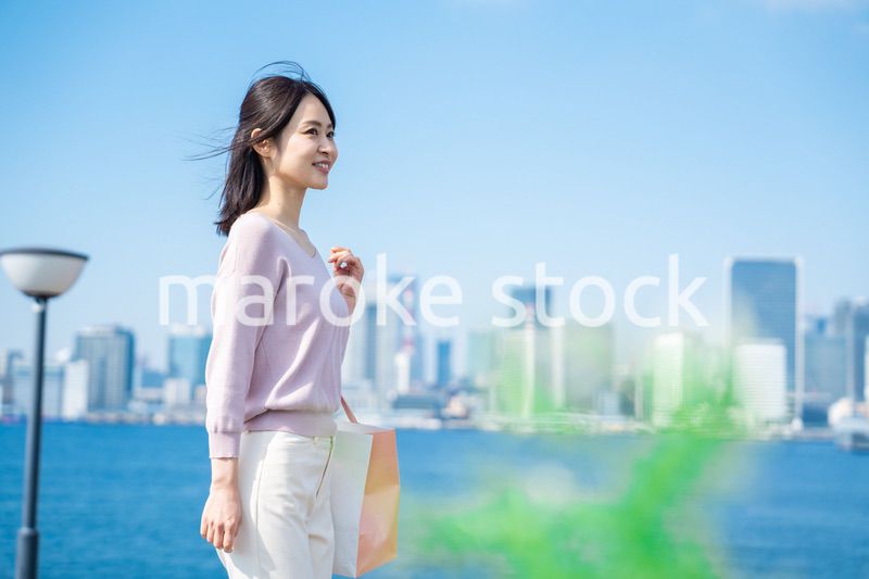 ショッピングをする若い女性