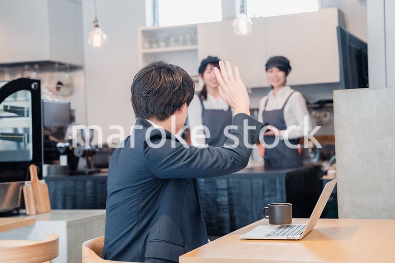 レストランで店員を呼ぶお客さん