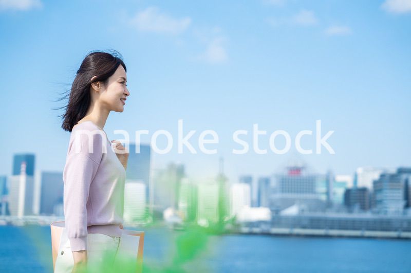 ショッピングをする若い女性