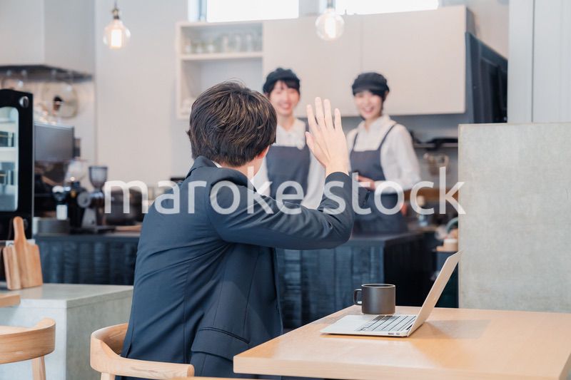 レストランで店員を呼ぶお客さん