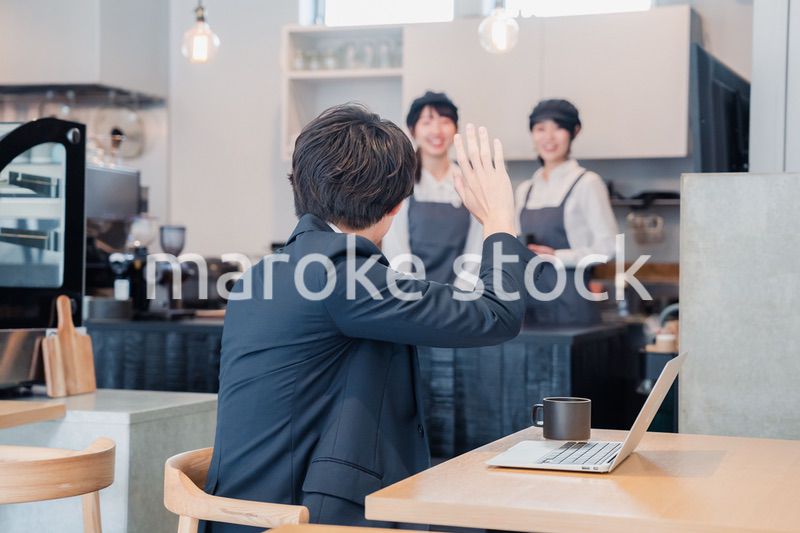 レストランで店員を呼ぶお客さん