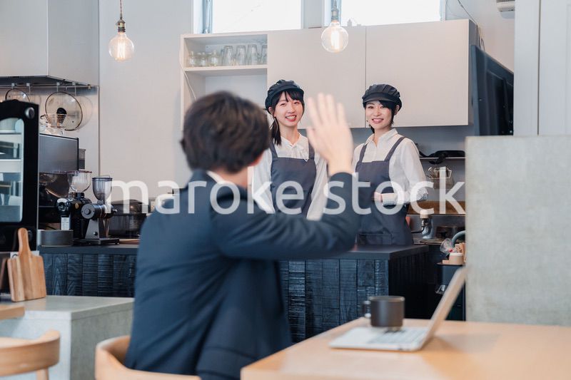 レストランで店員を呼ぶお客さん