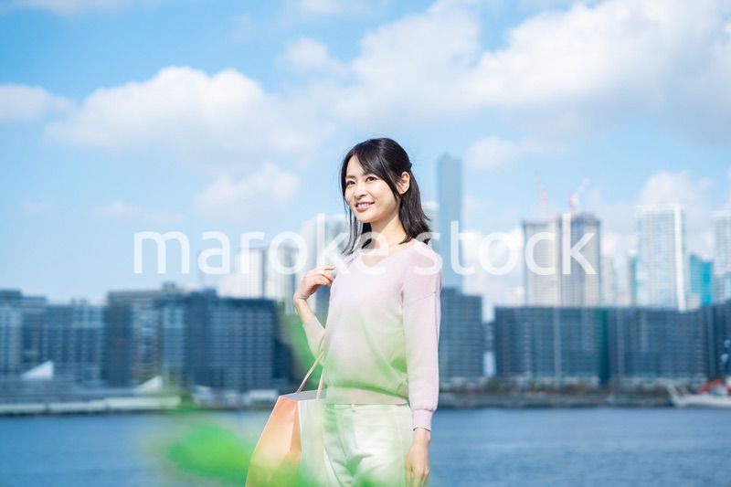 ショッピングをする若い女性