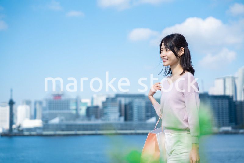 ショッピングをする若い女性