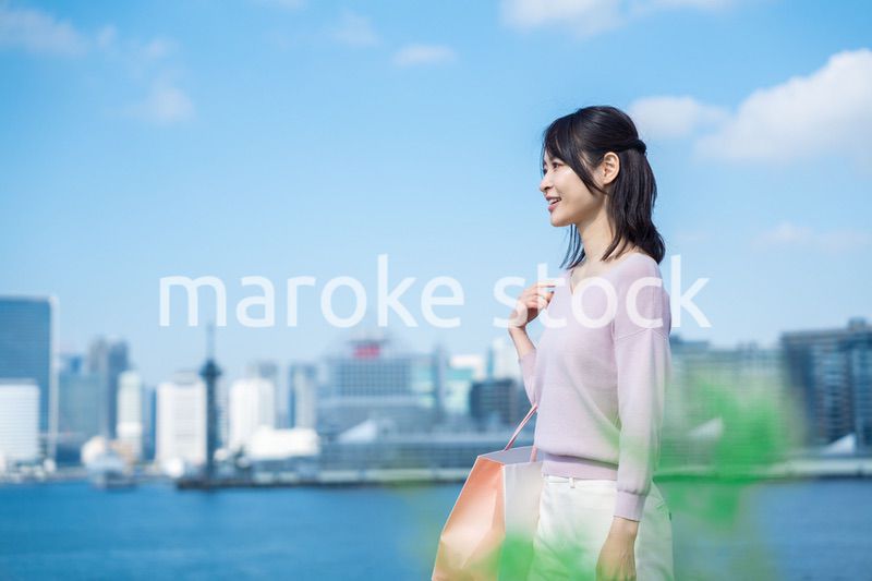 ショッピングをする若い女性