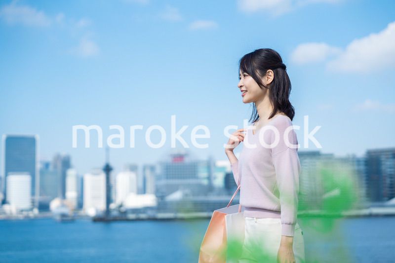 ショッピングをする若い女性