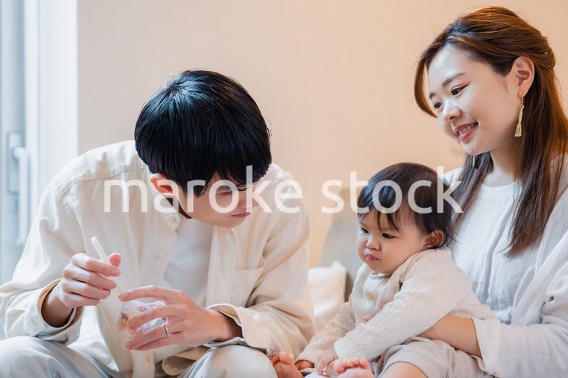 離乳食を食べる赤ちゃん