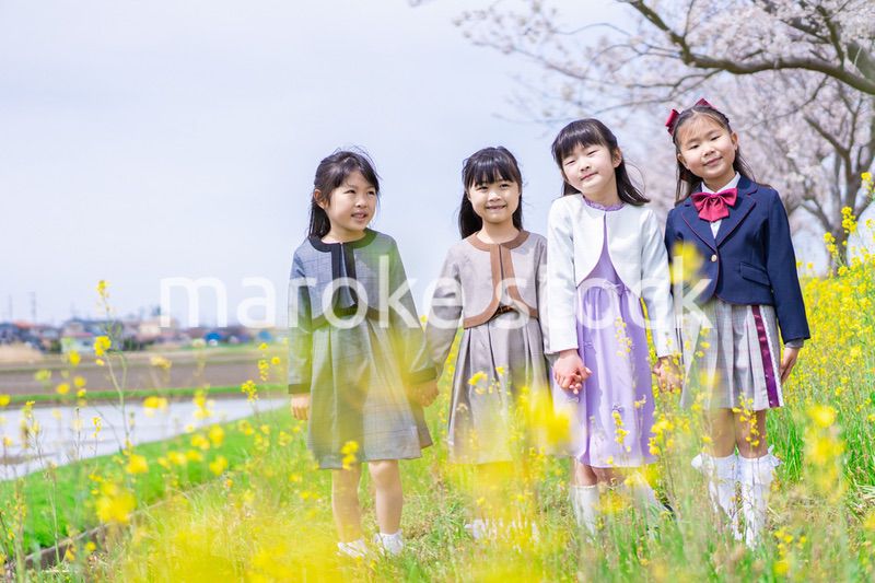 ランドセルを背負って登校する小学生たち