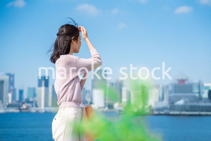 ショッピングをする若い女性