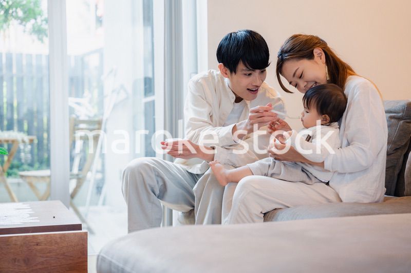 離乳食を食べる赤ちゃん