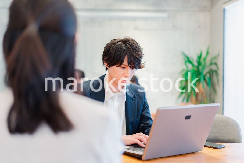 上司との1on1をするオフィスワーカー