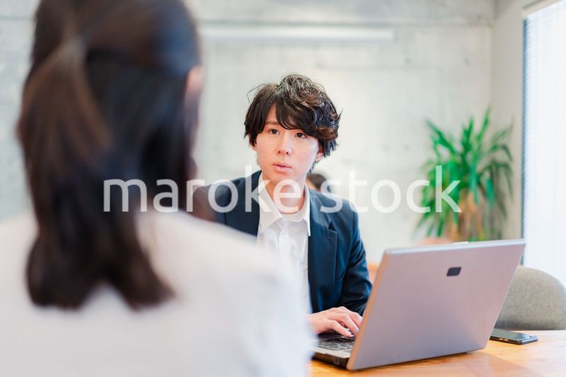 上司との1on1をするオフィスワーカー