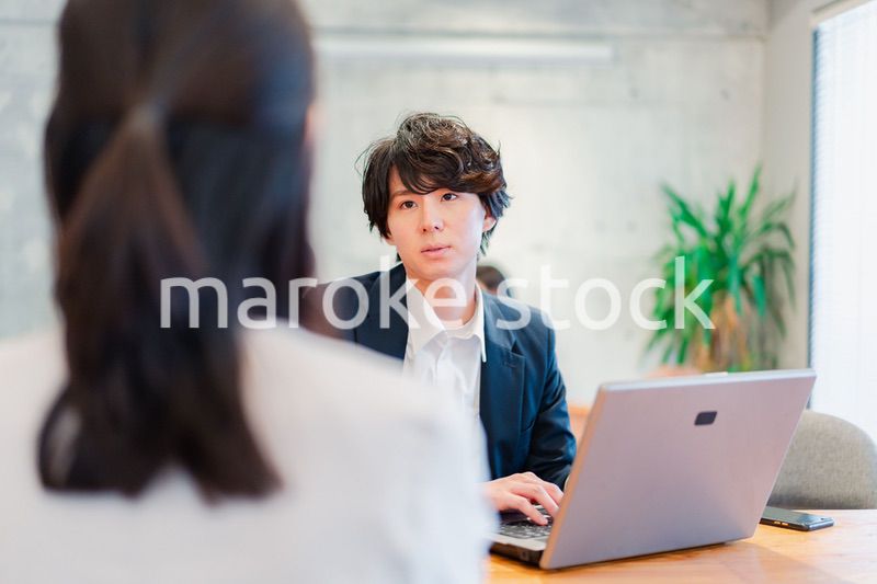 上司との1on1をするオフィスワーカー