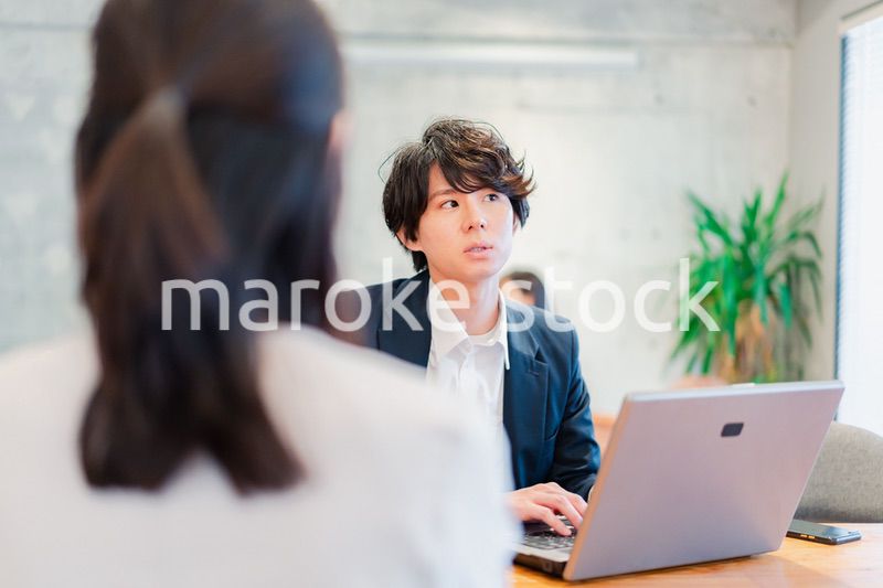 上司との1on1をするオフィスワーカー