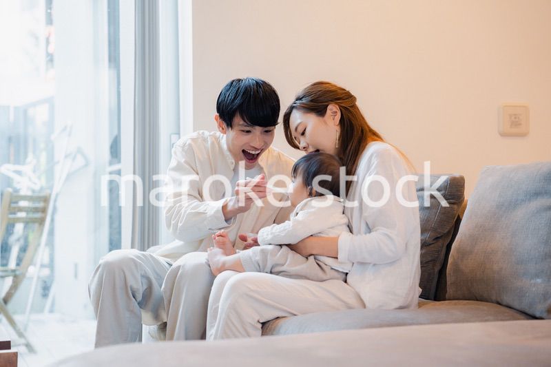 離乳食を食べる赤ちゃん