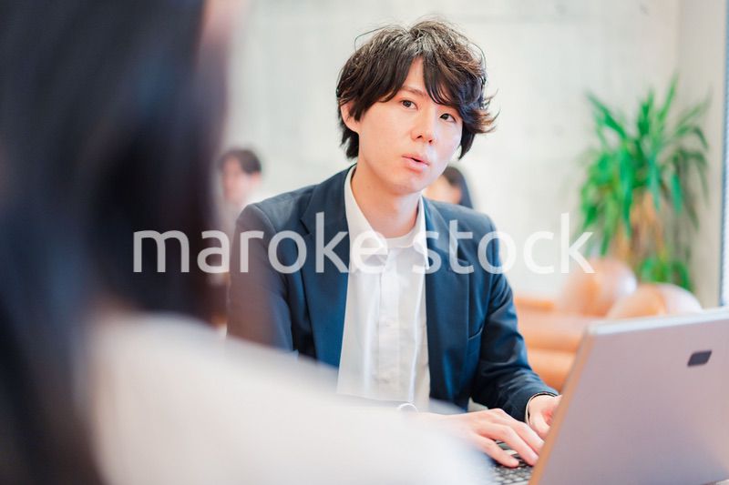 上司との1on1をするオフィスワーカー