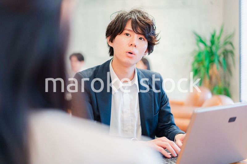 上司との1on1をするオフィスワーカー