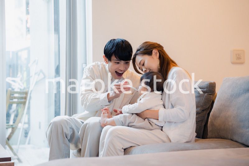 離乳食を食べる赤ちゃん